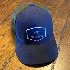 ArcTeryx hat- trucker style. Super lightweight and comfortable!